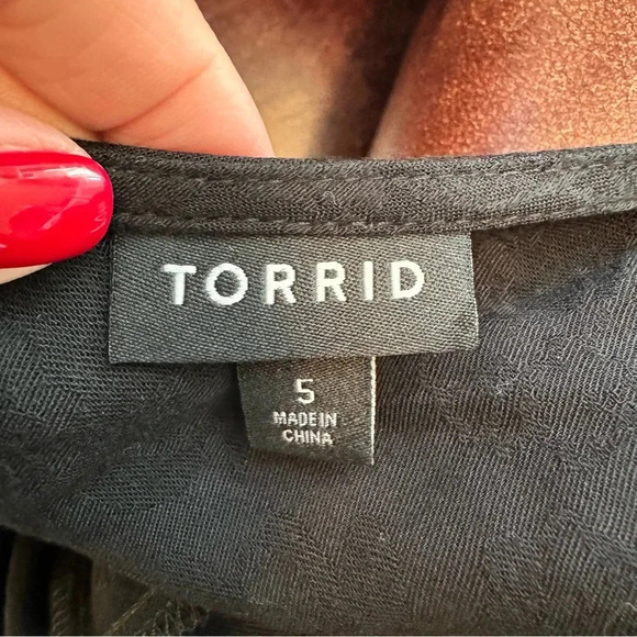 Torrid Black Sleeveless Brocade Button Up Flowy Top - Picture 5 of 7